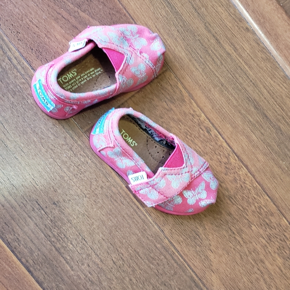 NWOT Tom's Butterfly Slip On baby shoes